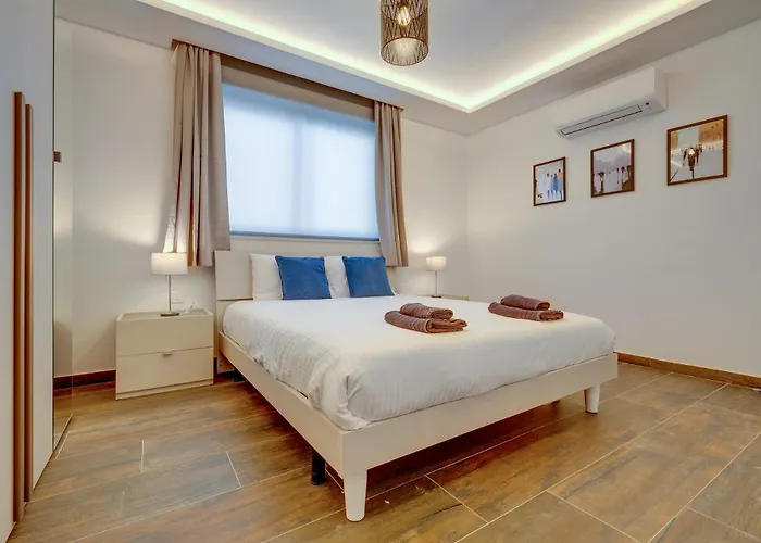 Idyllic Valletta And Harbour Views By Buena Vista スリーマ