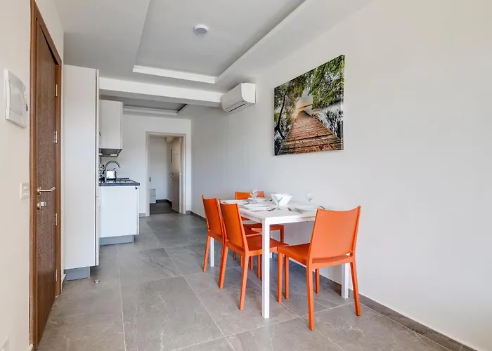 Idyllic Valletta And Harbour Views By Buena Vista スリーマ